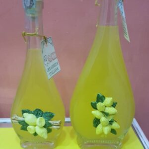 Bottiglie di liquore limoncello